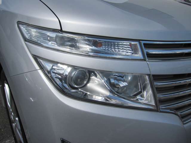 2011 Nissan Elgrand – thumbnail 2