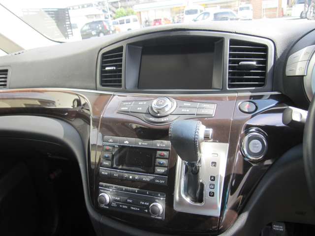 2011 Nissan Elgrand – thumbnail 3