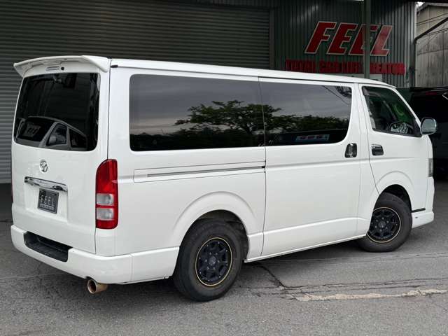 2011 Toyota Hiace – thumbnail 3