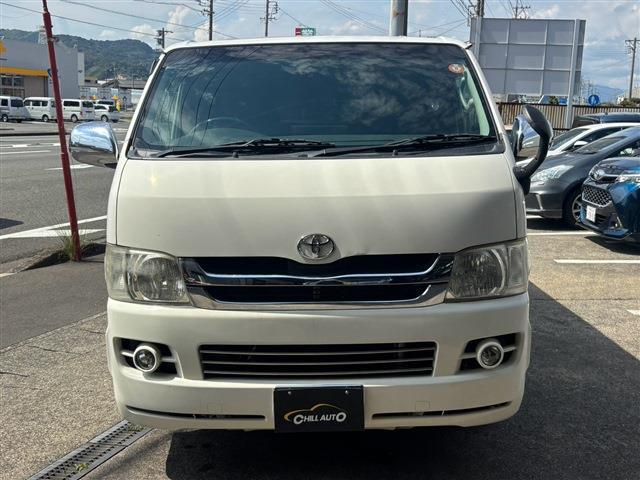 2010 Toyota Hiace – thumbnail 3