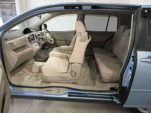 2006 Toyota Raum – thumbnail 2