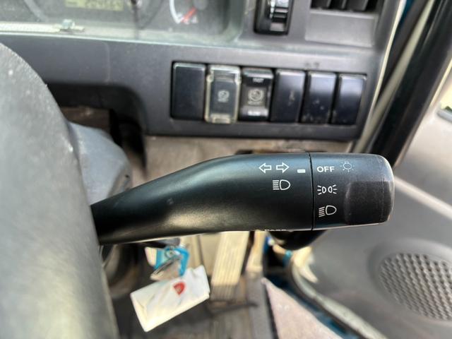 2011 Isuzu Elf – thumbnail 3