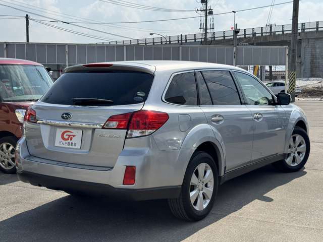 2011 Subaru Legacy Outback – thumbnail 2