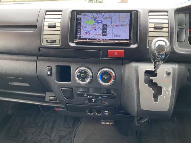 2010 Toyota Hiace – thumbnail 4