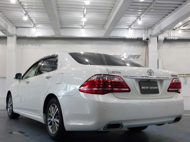2011 Toyota Crown Royal – thumbnail 2
