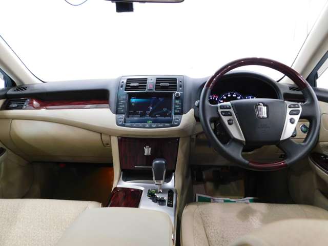 2011 Toyota Crown Royal – thumbnail 4