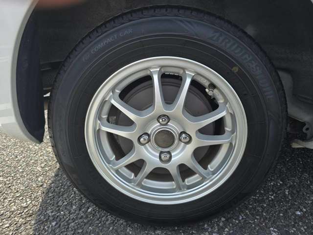 2011 Toyota Sienta – thumbnail 2