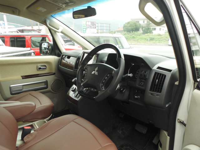 2011 Mitsubishi Delica D:5 – thumbnail 3