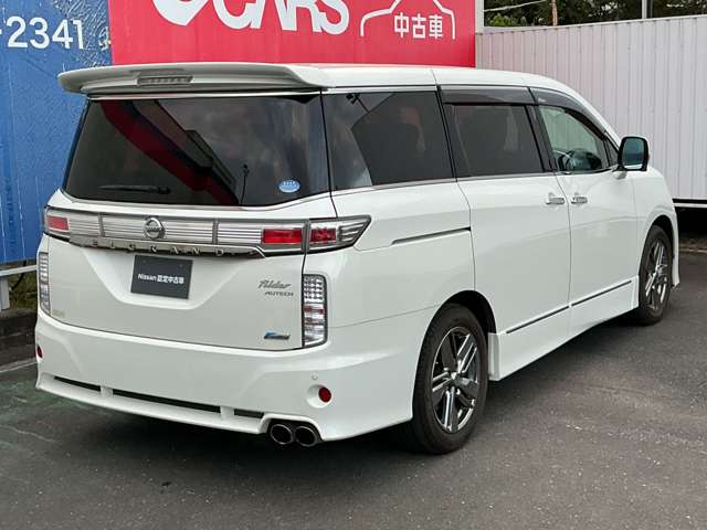 2010 Nissan Elgrand – thumbnail 2
