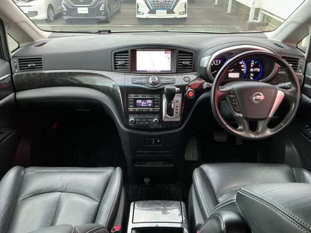 2010 Nissan Elgrand – thumbnail 3