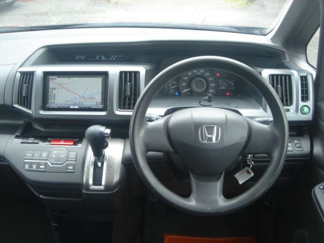 2010 Honda Stepwgn – thumbnail 3