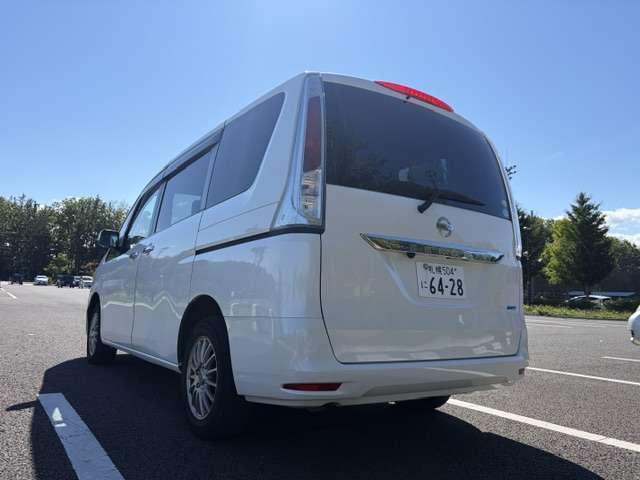 2010 Nissan Serena – thumbnail 3