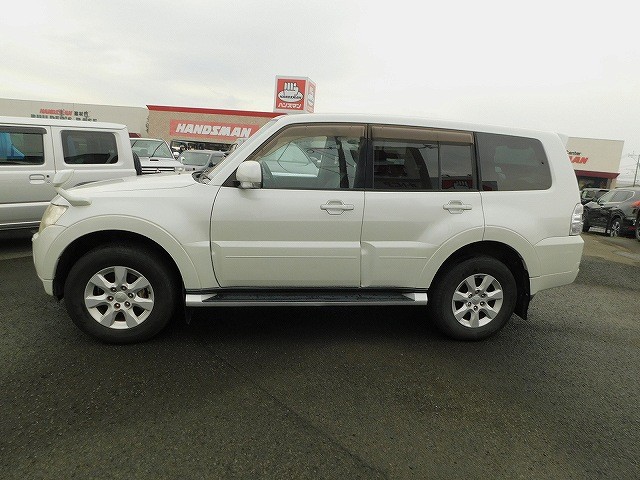 2011 Mitsubishi Pajero – thumbnail 3