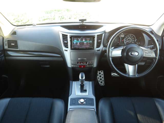 2010 Subaru Legacy Touring Wagon – thumbnail 2