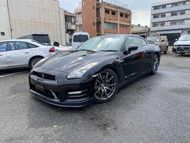 2011 Nissan GT-R – thumbnail 2