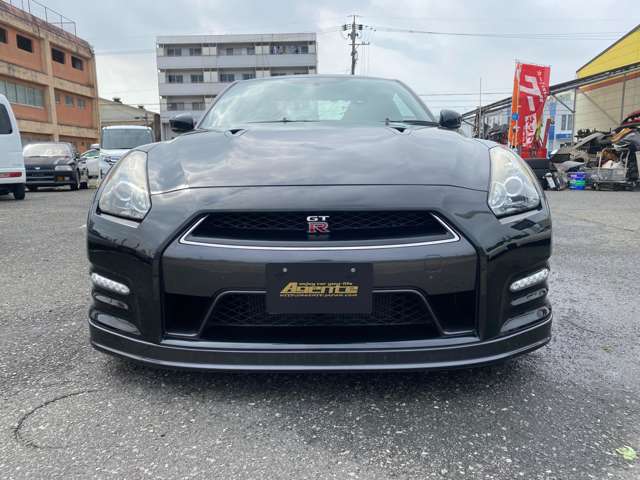 2011 Nissan GT-R – thumbnail 3