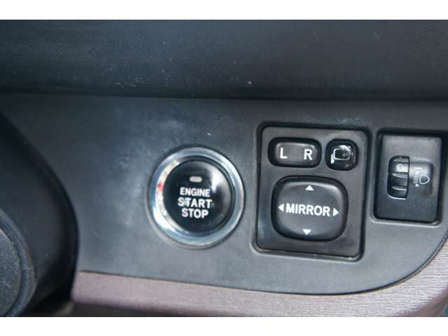2011 Toyota iQ – thumbnail 2