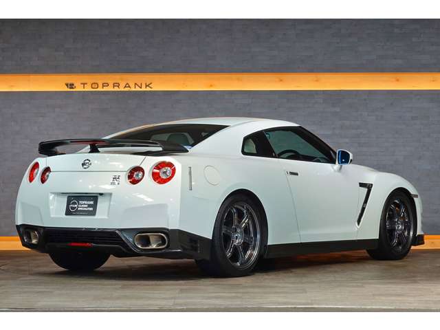2011 Nissan GT-R – thumbnail 3