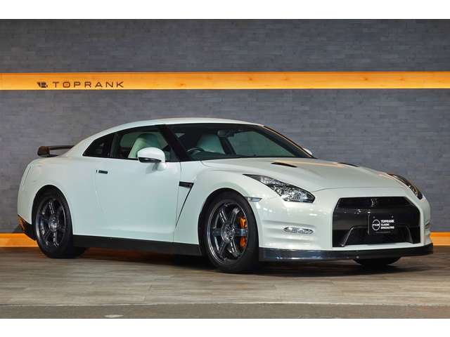2011 Nissan GT-R – thumbnail 4