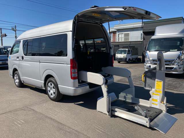 2011 Toyota Hiace – thumbnail 2