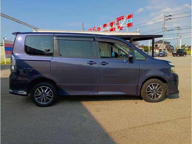 2010 Toyota Voxy – thumbnail 4