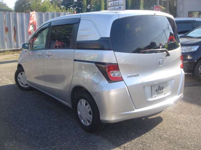 2010 Honda Freed Spike – thumbnail 2