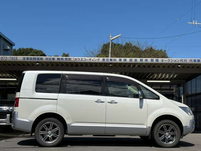 2011 Mitsubishi Delica D:5 – thumbnail 4