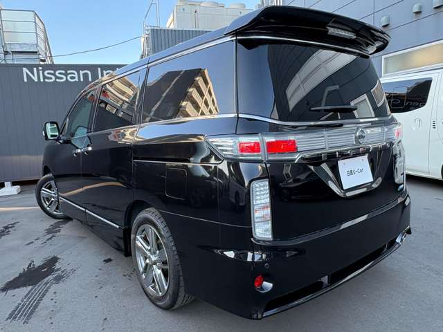 2011 Nissan Elgrand – thumbnail 3