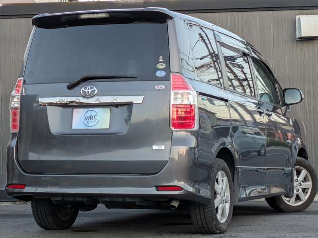 2009 Toyota Noah – thumbnail 2