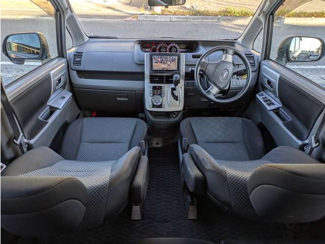 2009 Toyota Noah – thumbnail 3
