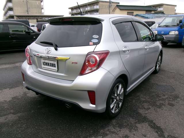 2011 Toyota Vitz – thumbnail 3