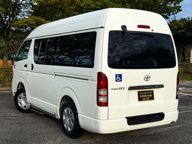 2011 Toyota Hiace – thumbnail 2
