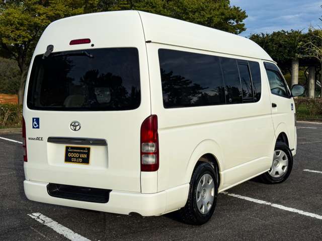 2011 Toyota Hiace – thumbnail 4