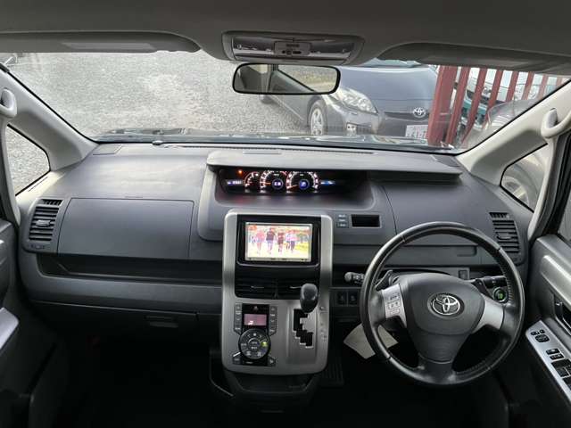 2009 Toyota Voxy – thumbnail 2