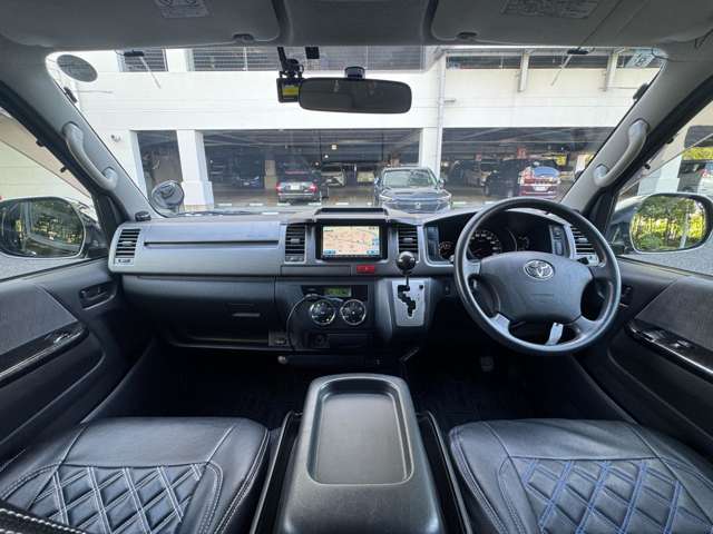2011 Toyota Hiace – thumbnail 3