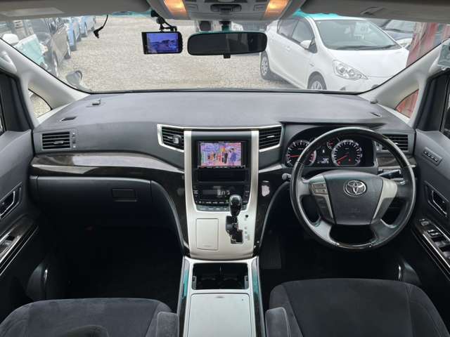 2011 Toyota Vellfire – thumbnail 3