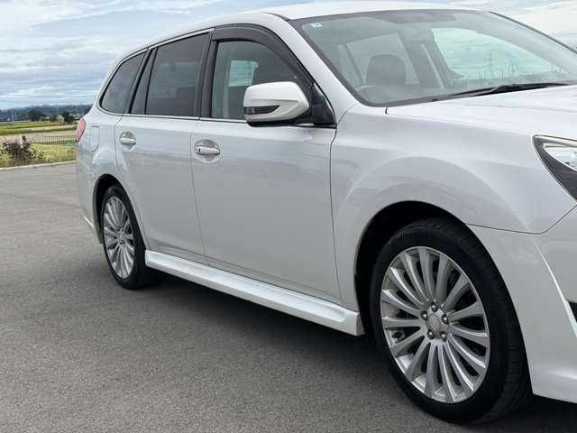 2011 Subaru Legacy Touring Wagon – thumbnail 3
