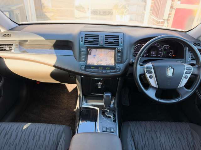 2011 Toyota Crown Athlete – thumbnail 3