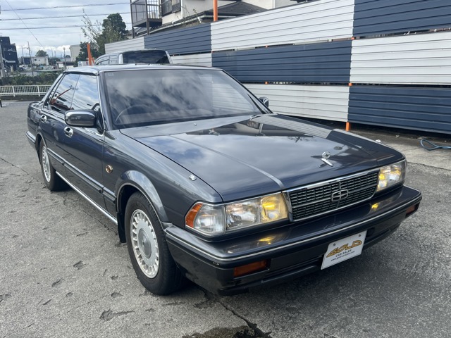 1989 Nissan Gloria – thumbnail 2