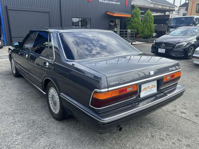1989 Nissan Gloria – thumbnail 4