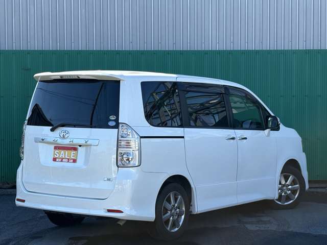 2010 Toyota Voxy – thumbnail 2