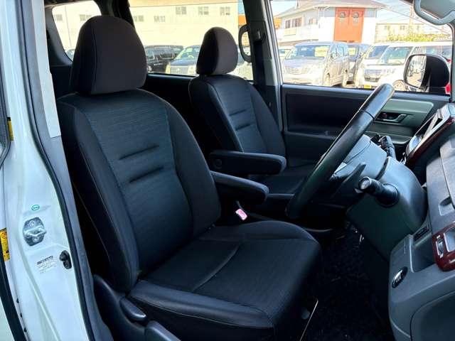 2010 Toyota Voxy – thumbnail 3