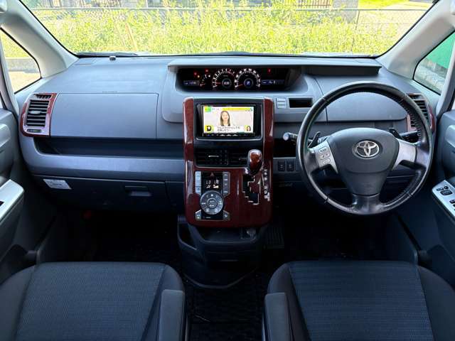 2010 Toyota Voxy – thumbnail 4