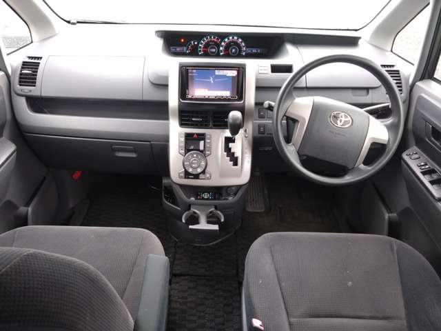 2009 Toyota Noah – thumbnail 2