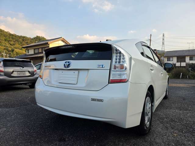 2011 Toyota Prius – thumbnail 3