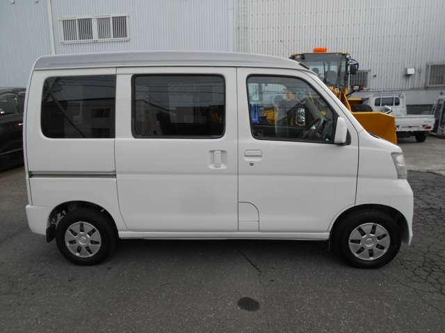 2011 Daihatsu Hijet Cargo – thumbnail 4