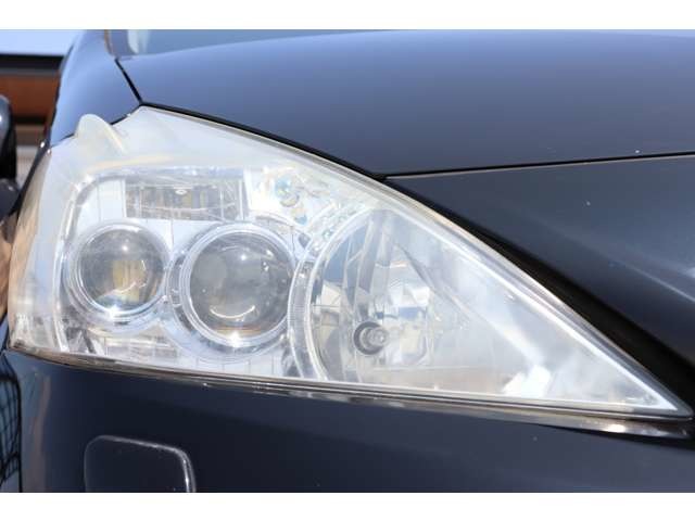 2011 Toyota Prius Alpha – thumbnail 2