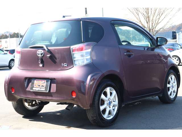 2011 Toyota iQ – thumbnail 4