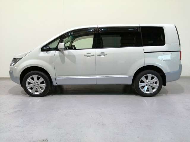 2010 Mitsubishi Delica D:5 – thumbnail 3