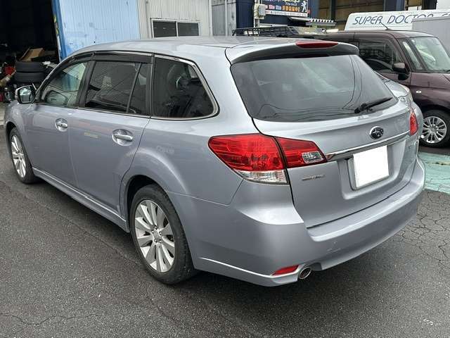 2011 Subaru Legacy Touring Wagon – thumbnail 3